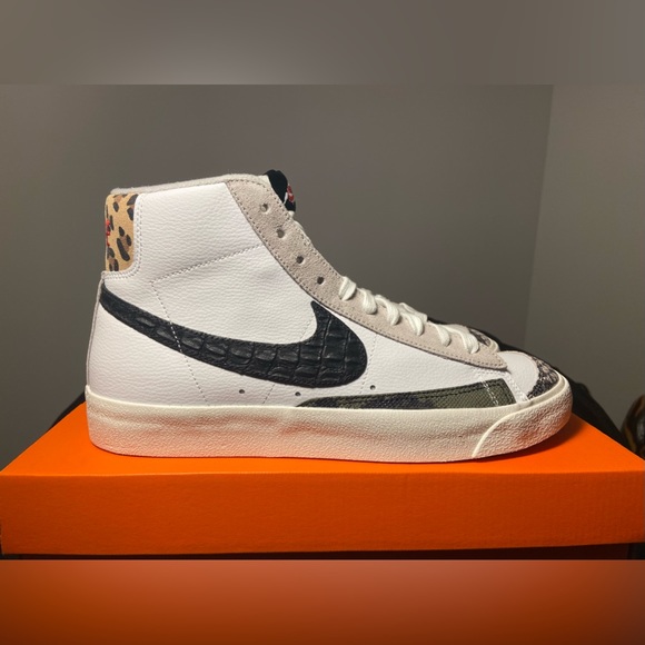 NWOT - Blazer MID ‘77 VNTG - Black, White, Sail, Iron/Ore - Picture 2 of 6